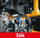La producción industrial sube en China mientras el consumo cae por primera vez desde 2022