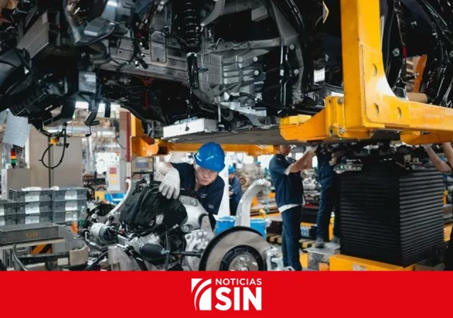 La producción industrial sube en China mientras el consumo cae por primera vez desde 2022