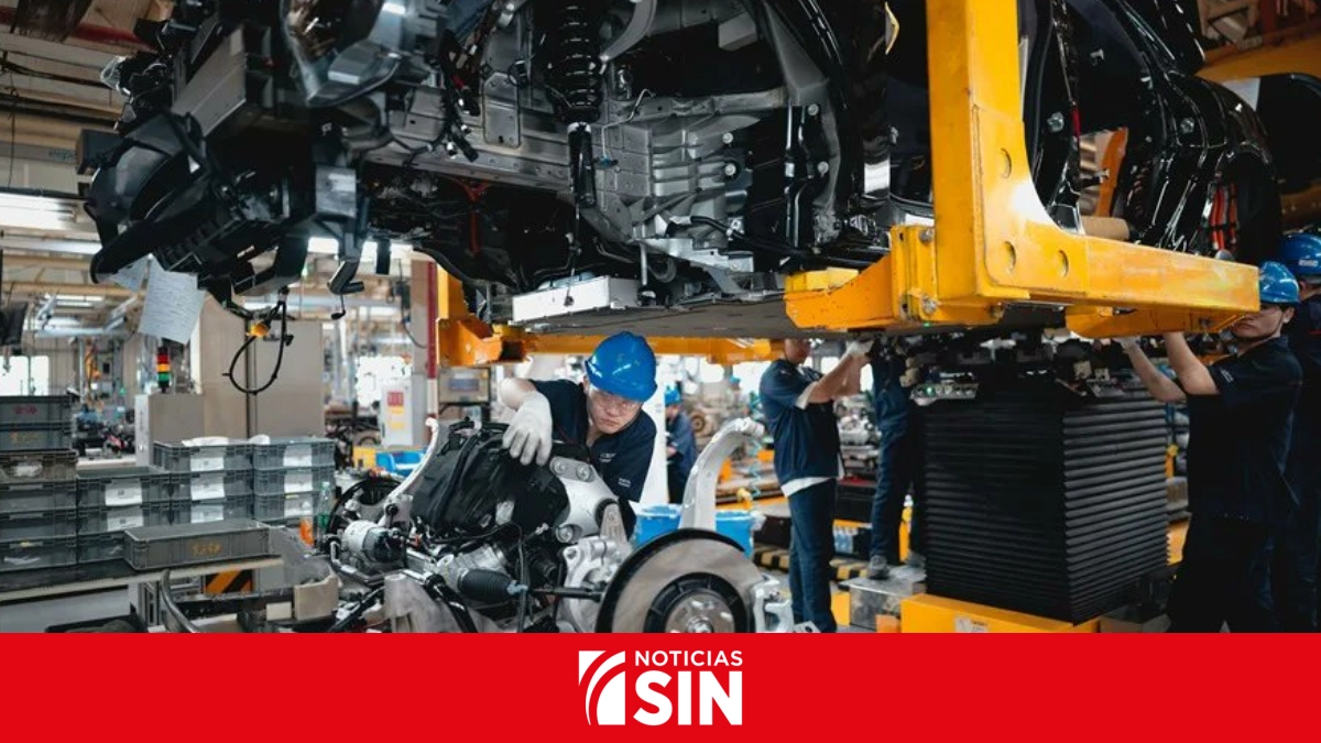 La producción industrial sube en China mientras el consumo cae por primera vez desde 2022