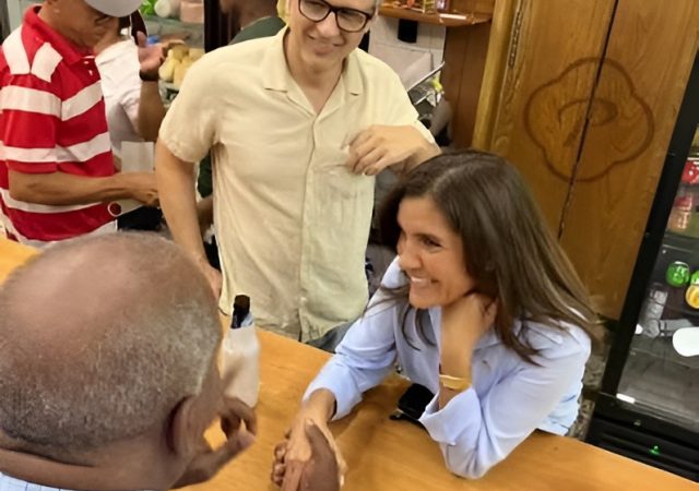 Leah Campos: una diplomacia disruptiva que sale del protocolo y busca conectar con la calle