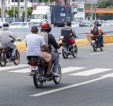 Motoristas violan Ley 63-17 al transportar pasajeros sin casco