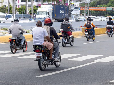 Motoristas violan Ley 63-17 al transportar pasajeros sin casco