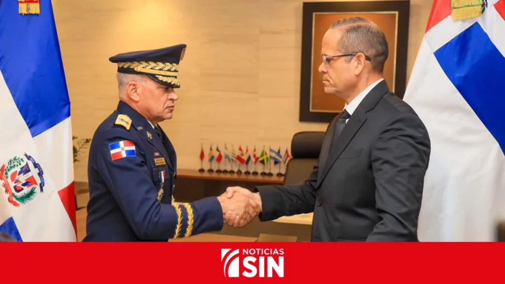 Exjefe de la Policía entrega bandera institucional a Ernesto Rodríguez García y le pide no doblegarse ante injerencias