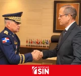 Exjefe de la Policía entrega bandera institucional a Ernesto Rodríguez García y le pide no doblegarse ante injerencias