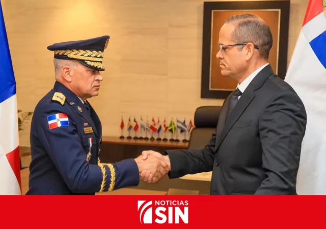 Exjefe de la Policía entrega bandera institucional a Ernesto Rodríguez García y le pide no doblegarse ante injerencias