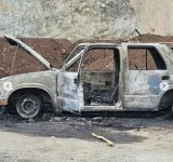 Policía investiga muerte de hombre hallado junto a vehículo calcinado en La Vega