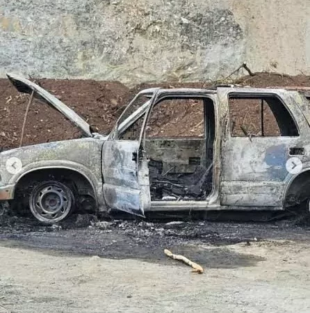 Policía investiga muerte de hombre hallado junto a vehículo calcinado en La Vega