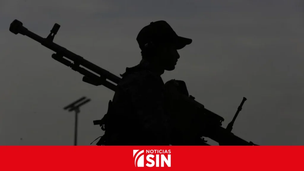 Mueren dos rescatistas al impactar un misil cerca de buque atacado por los hutíes de Yemen