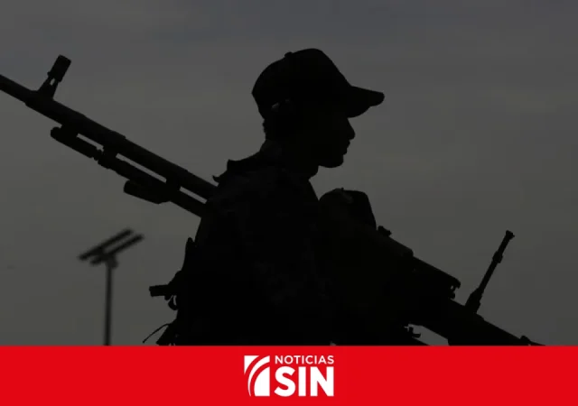 Mueren dos rescatistas al impactar un misil cerca de buque atacado por los hutíes de Yemen