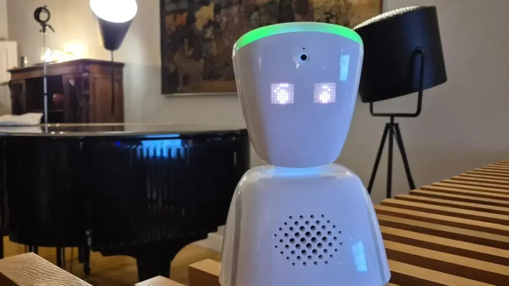 Un robot pone ojos, oídos y voz de los alumnos ausentes por tratamientos frente al cáncer