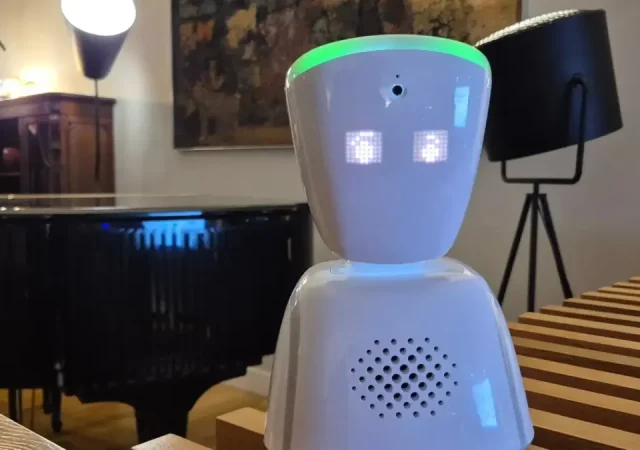 Un robot pone ojos, oídos y voz de los alumnos ausentes por tratamientos frente al cáncer