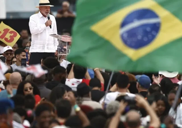 Lula y Bolsonaro, a un mes de unas elecciones inciertas por un escándalo de corrupción en Brasil