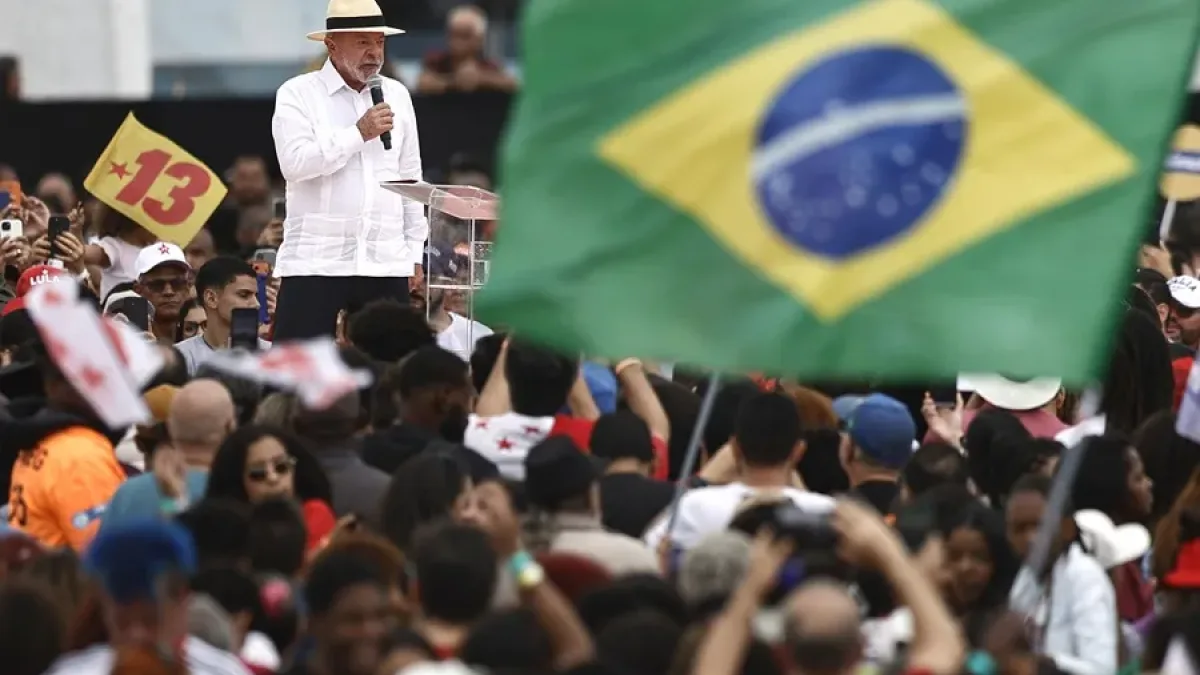 Lula y Bolsonaro, a un mes de unas elecciones inciertas por un escándalo de corrupción en Brasil