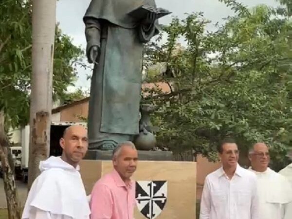 Inauguran escultura de Santo Domingo de Guzmán en la Ciudad Colonial