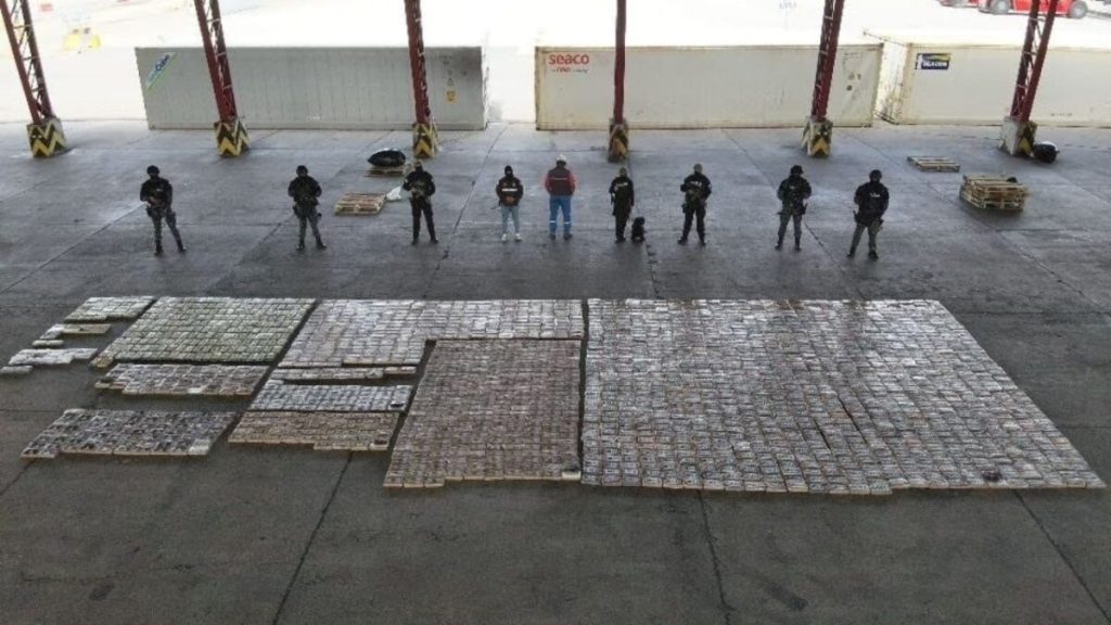 Ecuador decomisa dos toneladas de cocaína en un contenedor con fruta que iba a Suecia