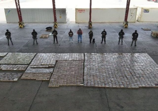 Ecuador decomisa dos toneladas de cocaína en un contenedor con fruta que iba a Suecia