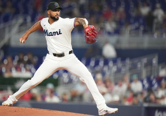 Los Marlins colocan al lanzador Sandy Alcántara en el mercado para cambio
