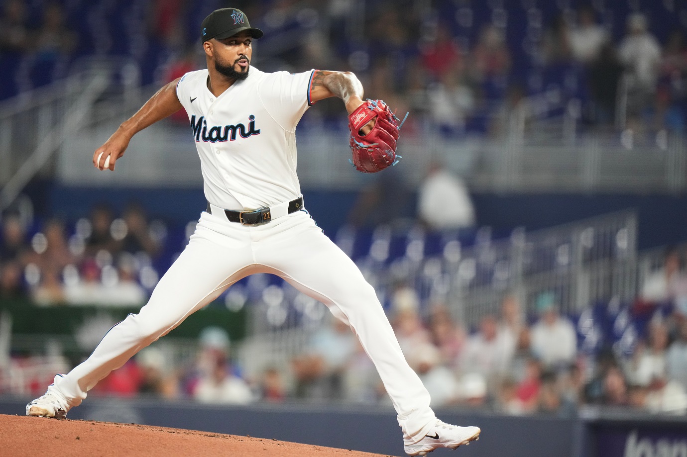 Los Marlins colocan al lanzador Sandy Alcántara en el mercado para cambio