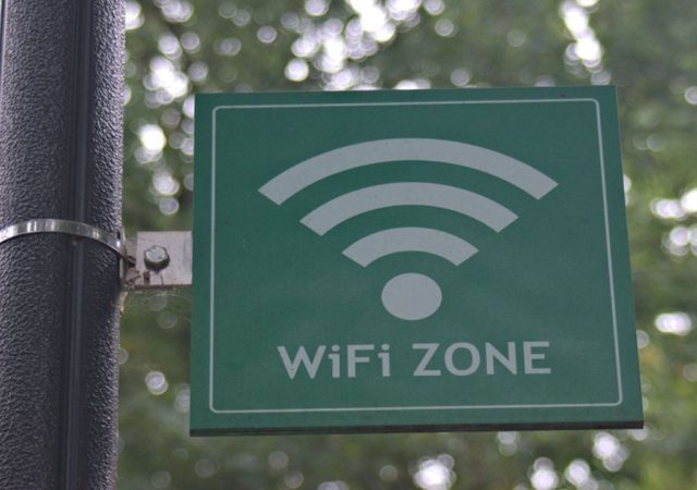 ¿Cuál es el peligro de utilizar redes Wi-Fi públicas?