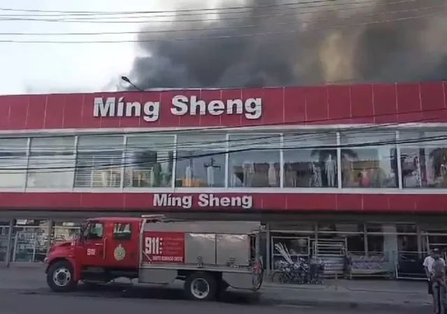 Incendio afecta una tienda  china en la avenida Isabel Aguiar
