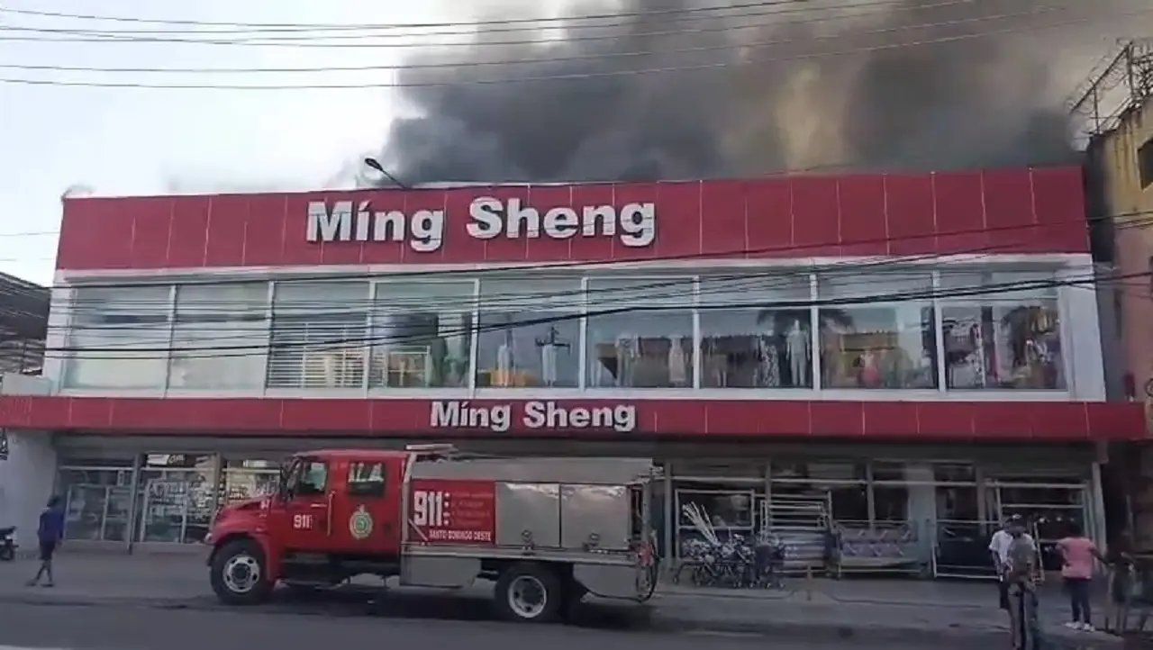 Incendio afecta una tienda  china en la avenida Isabel Aguiar