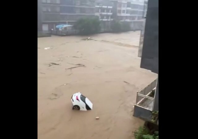 Al menos 10 muertos y 23 heridos por una riada en una zona turística del noroeste de China
