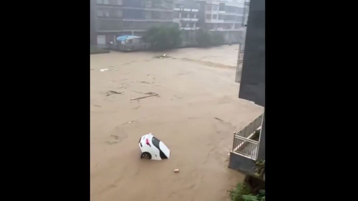 Al menos 10 muertos y 23 heridos por una riada en una zona turística del noroeste de China
