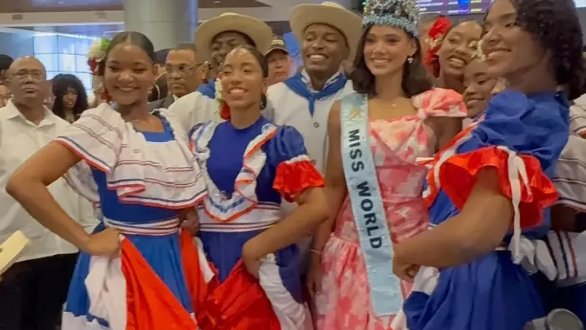 Joheirry Mola es recibida a ritmo de merengue tras regresar al país como Plug over Mundo