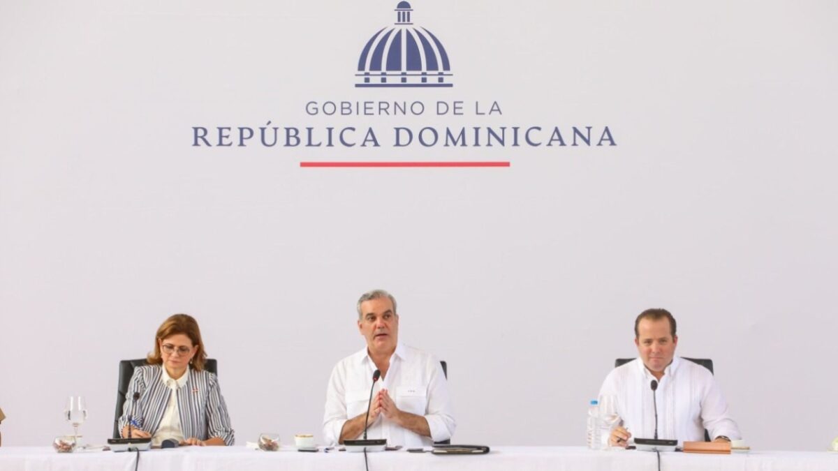 Ocoa reclama carreteras, hospitales y escuelas durante Consejo de Ministros