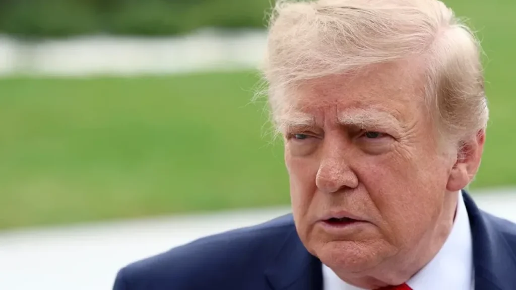 Trump condena ataque hutí contra aeropuerto de Riad que dejó 12 muertos