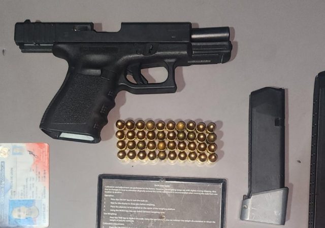 DICRIM ocupa pistola Glock con dos cargadores y presunta cocaína durante operativo en Manoguayabo