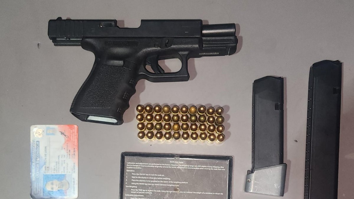DICRIM ocupa pistola Glock con dos cargadores y presunta cocaína durante operativo en Manoguayabo
