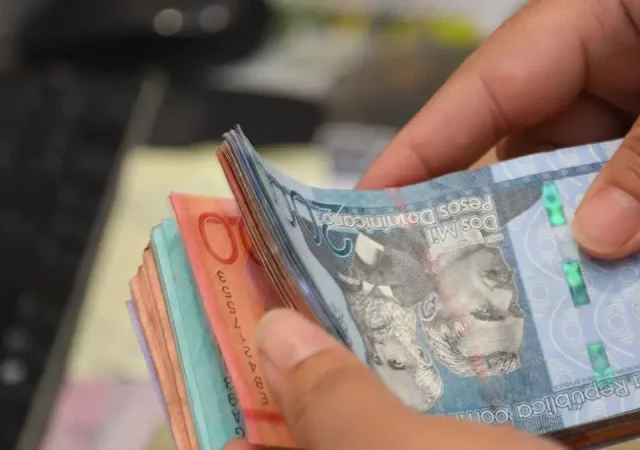 Entre salarios insuficientes, dólar caro y vivienda costosa, ¿alcanza el dinero para vivir en República Dominicana?