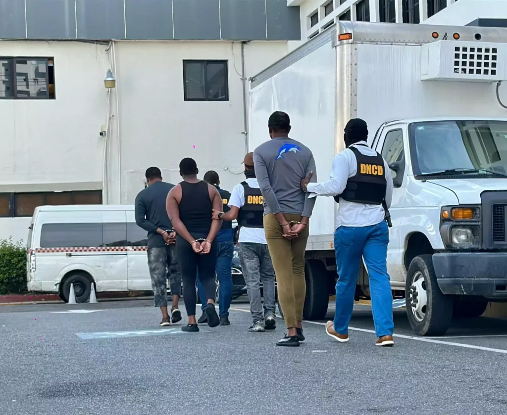 Ocupan 555 paquetes de presunta cocaína en otra narcolancha interceptada en Baní
