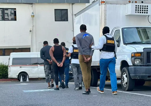 Ocupan 555 paquetes de presunta cocaína en otra narcolancha interceptada en Baní